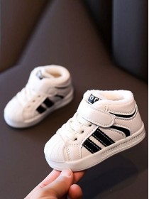 Зимові білі кросівки на хутрі з чорними смужками